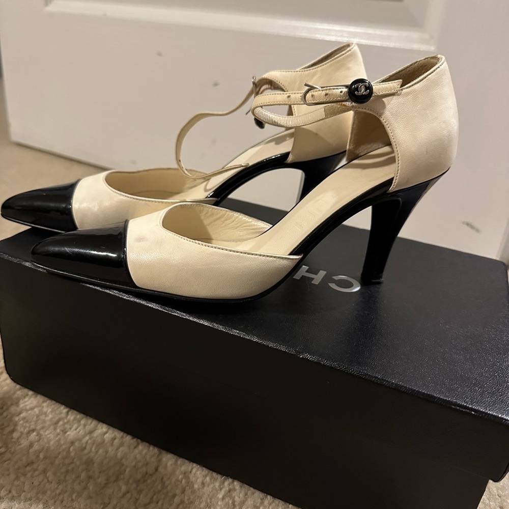 Chanel shoes 35.5 but can fit size 36 worn nice condition